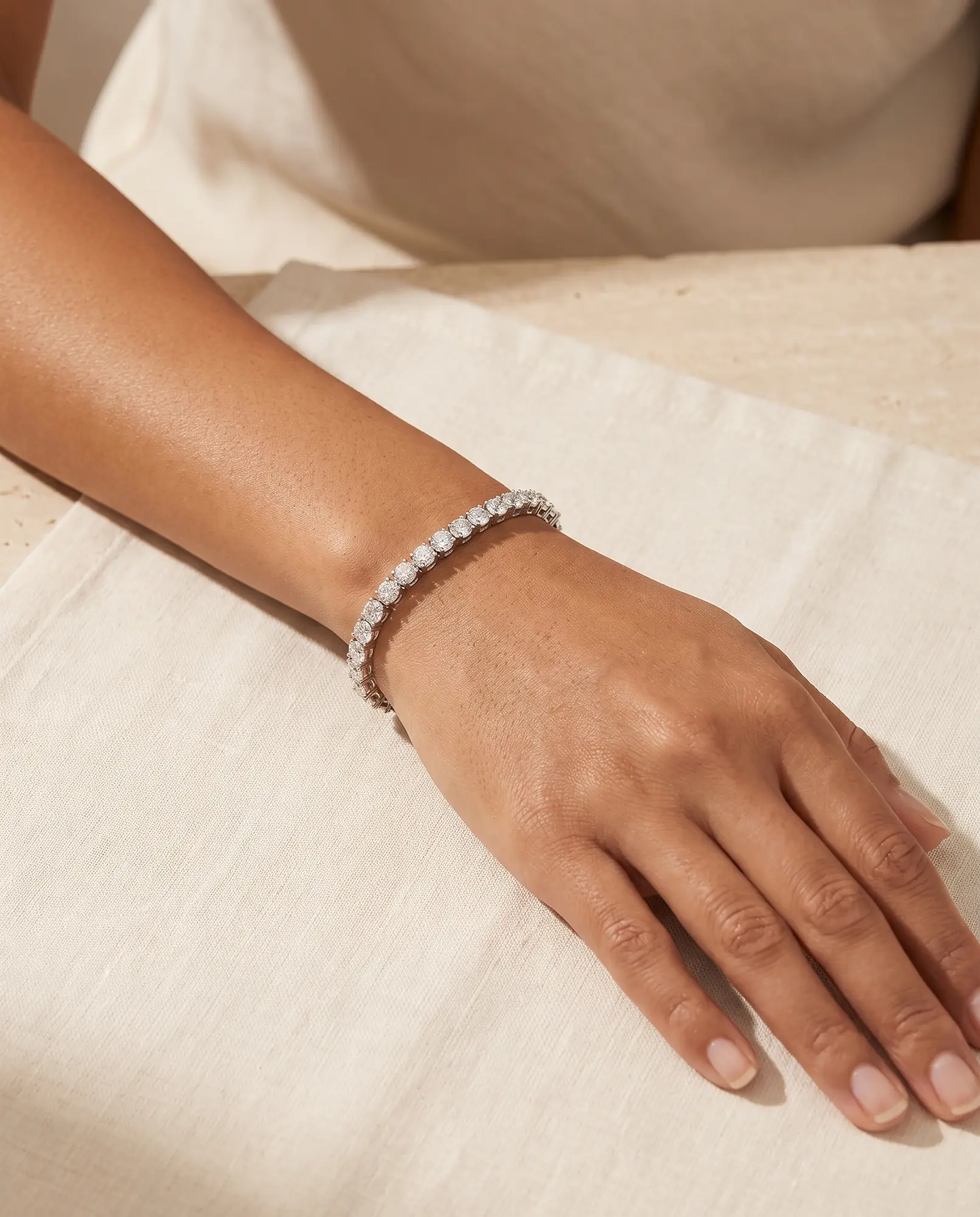 Thread, Tennis Bracelet in White Gold, round, worn