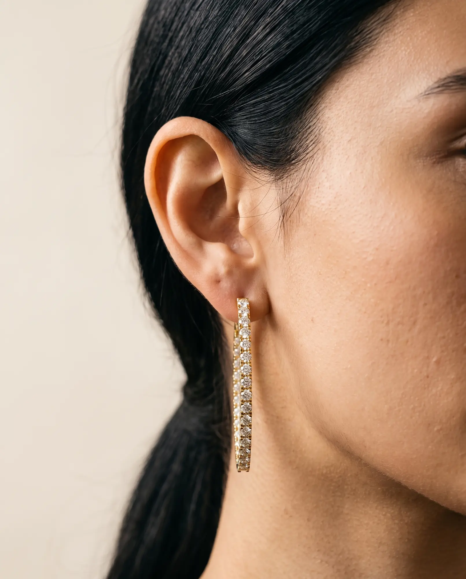 Feather, Lightweight Hoops in Yellow Gold, round, worn, detail