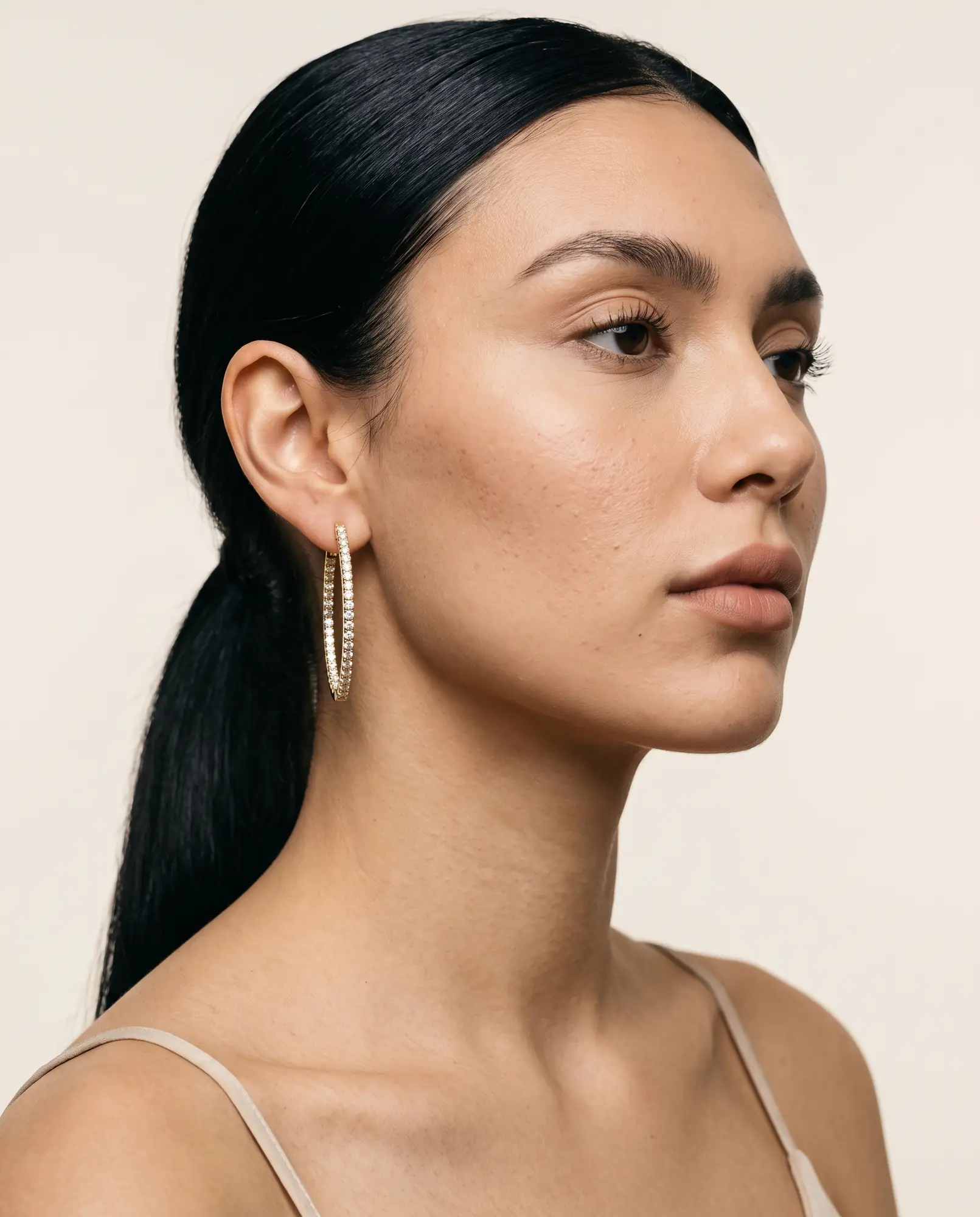 Feather, Lightweight Hoops in Yellow Gold, round, worn