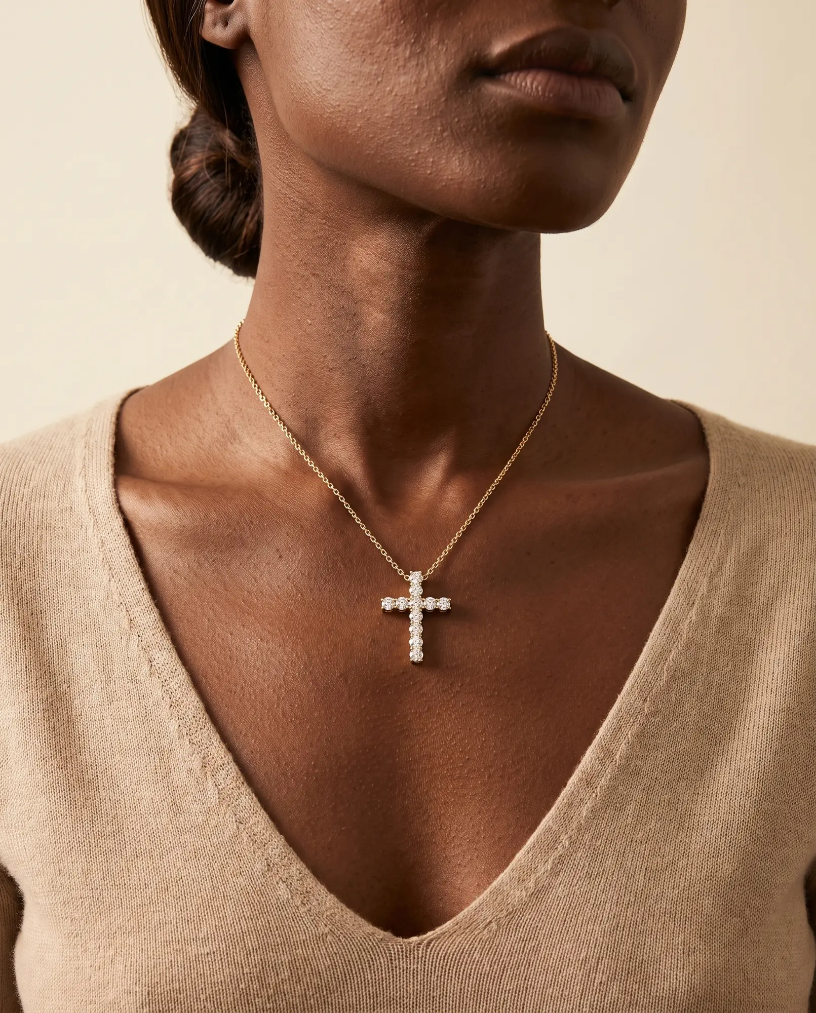 Faith, Round Cross Pendant in Yellow Gold, round, worn, detail