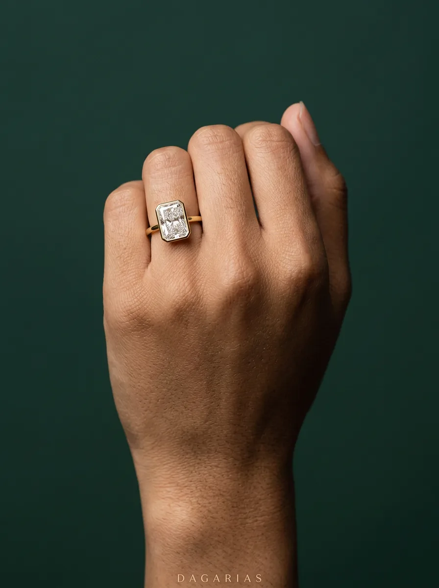 Held, Bezel Solitaire in Yellow Gold, radiant, worn