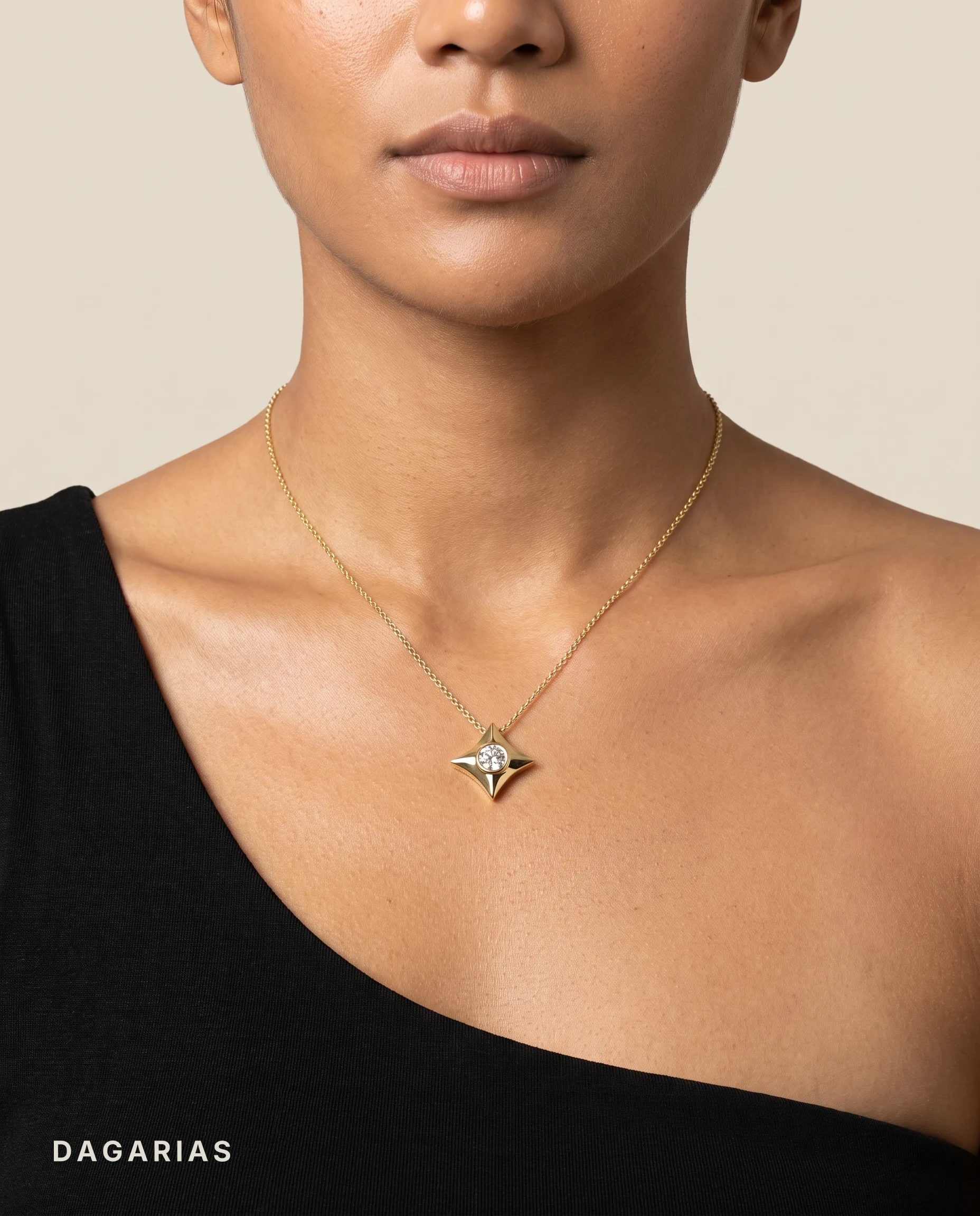 Natalia, Round Star Pendant in Yellow Gold, round, worn