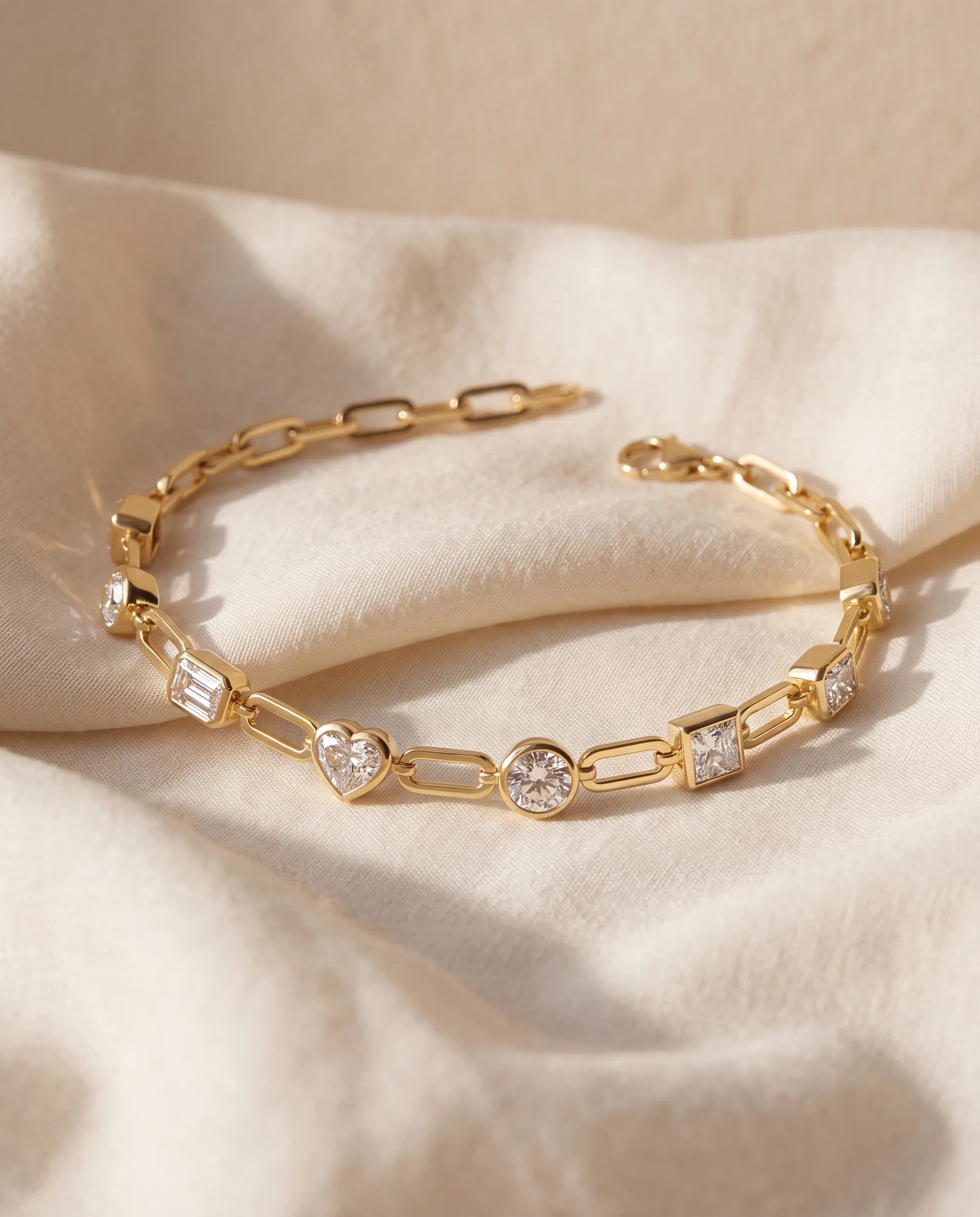 Letter Mixed Shapes, Mixed-Shape Paperclip Bracelet in Yellow Gold, mixed