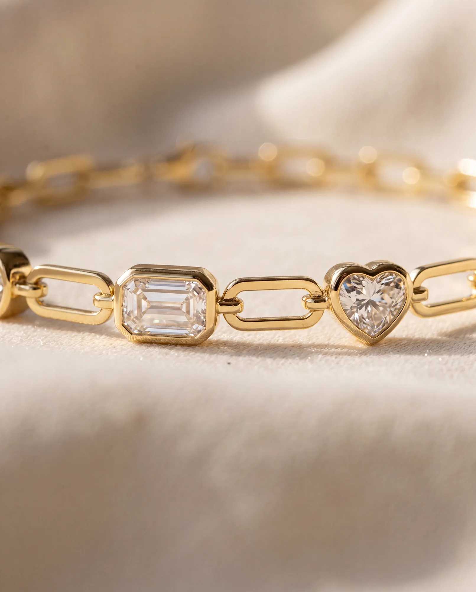 Letter Mixed Shapes, Mixed-Shape Paperclip Bracelet in Yellow Gold, mixed, side profile