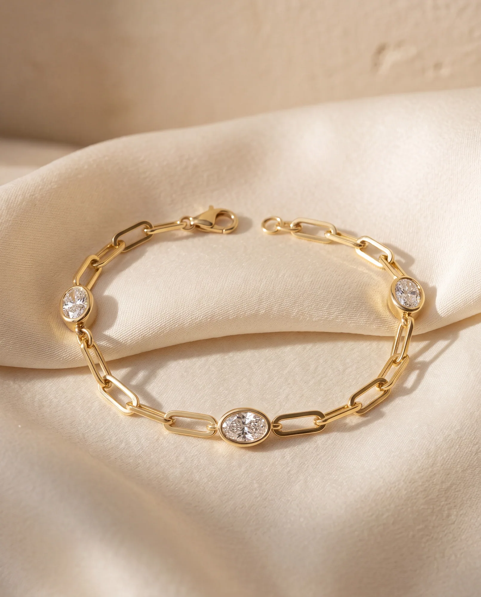 Letter Oval, Oval Paperclip Bracelet in Yellow Gold, oval