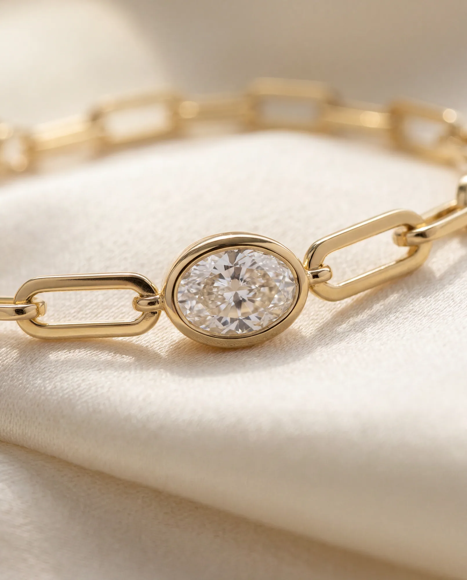 Letter Oval, Oval Paperclip Bracelet in Yellow Gold, oval, side profile