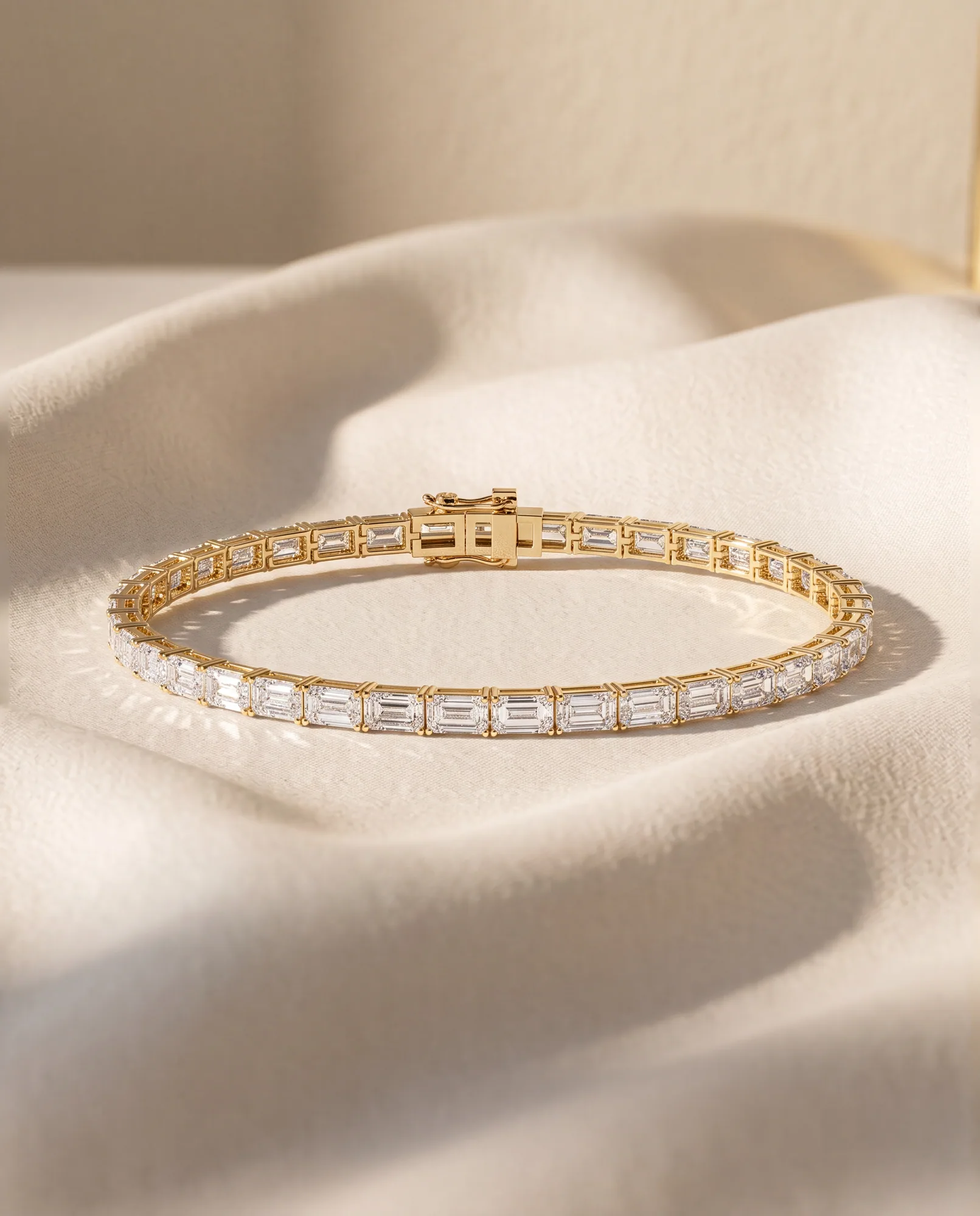 Parade Emerald, Emerald-Cut Tennis Bracelet in Yellow Gold, emerald