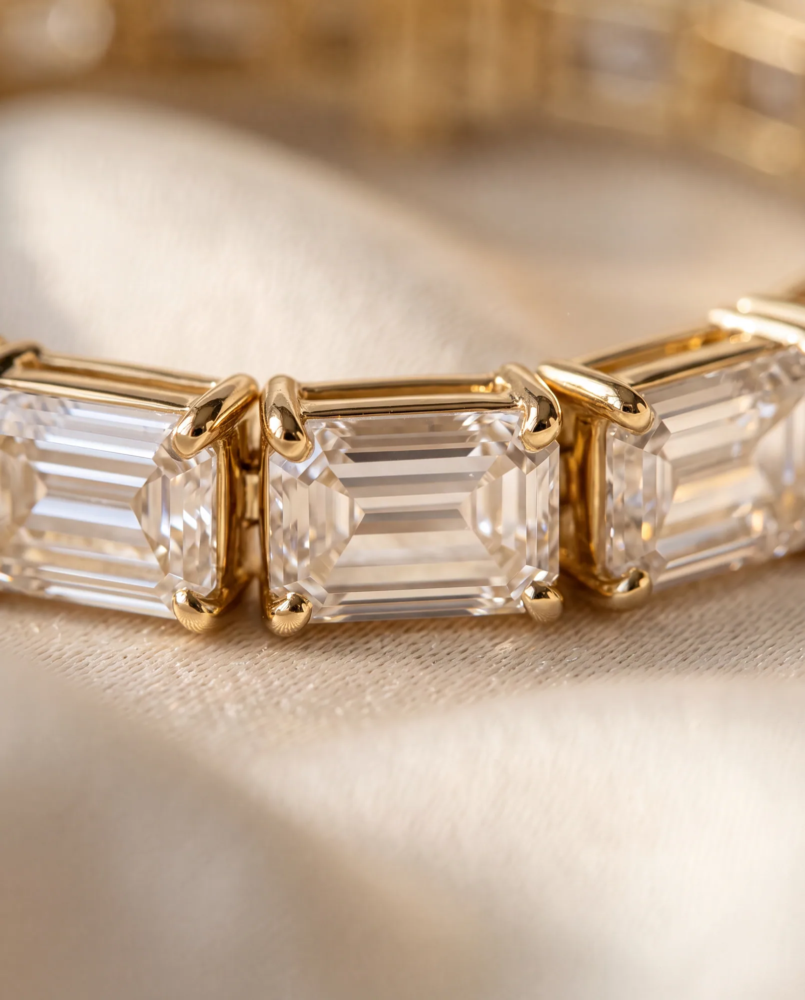Parade Emerald, Emerald-Cut Tennis Bracelet in Yellow Gold, emerald, side profile