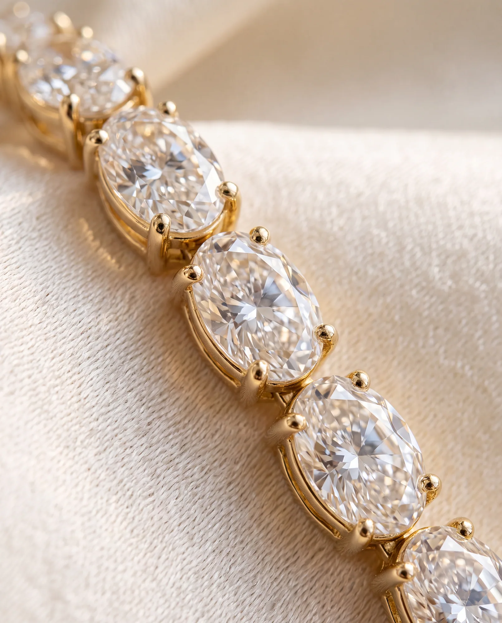 Parade Oval, Oval Tennis Bracelet in Yellow Gold, oval, side profile