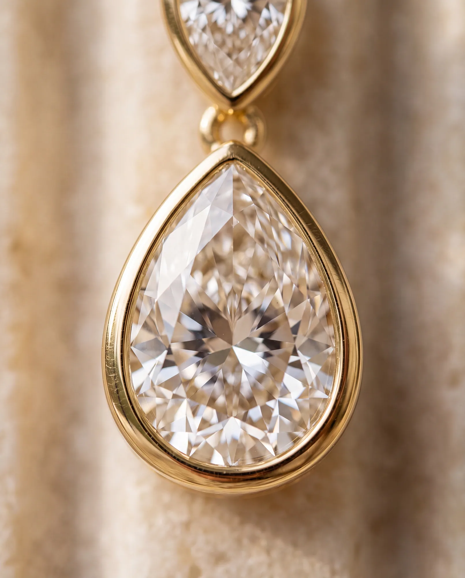 Rain Pear, Pear Bezel Drops in Yellow Gold, pear, side profile