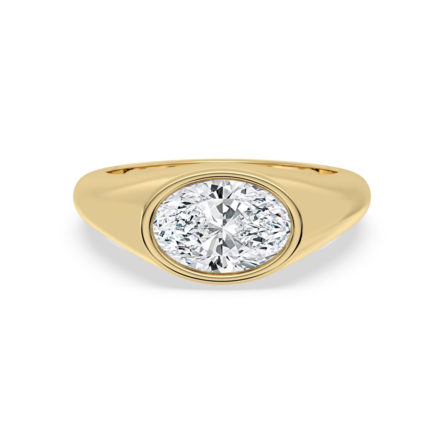 Seal, Bezel Signet Ring in Yellow Gold, oval, plain background